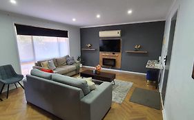Flamingo Rentals - Modern 2-Bed Unit With Bbq & Spa Ideal For Holiday And Business Travel